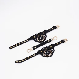 Okovi sa zakovicama i zlatnim okovima