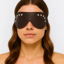 Maska od smeđe kože sa zakovicama