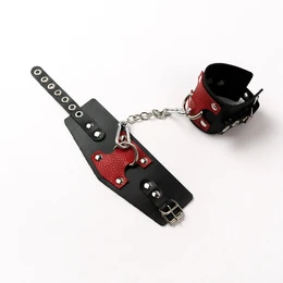 Okovi od crne kože sa crvenim dekorom