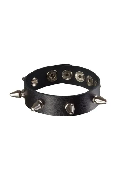 Narukvica sa šiljcima na ruci