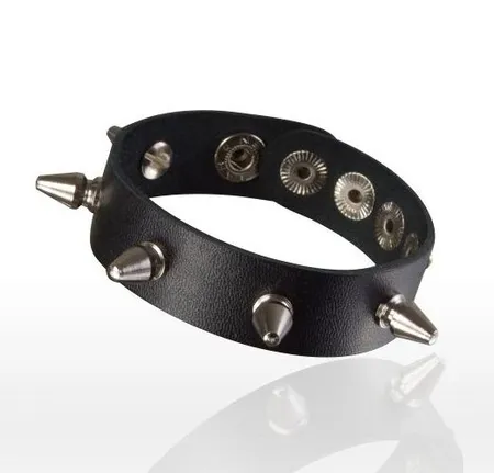 Narukvica sa šiljcima na ruci