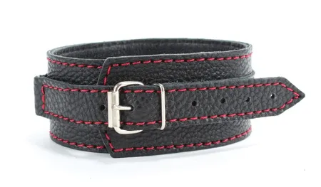 Crna ogrlica od prave kože sa crvenim šavom i prstenom