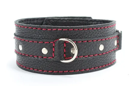 Crna ogrlica od prave kože sa crvenim šavom i prstenom