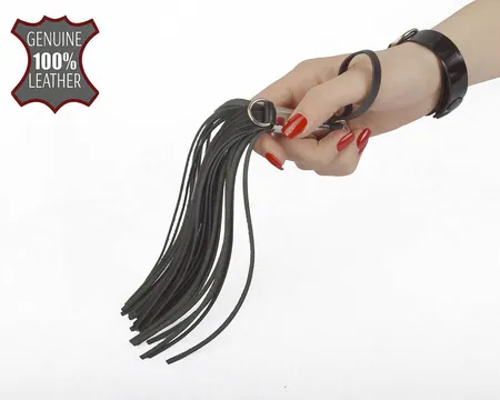 Crni Brush floger sa srebrnom drškom .