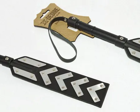 Crni šamar sa umetcima koji imitiraju metal