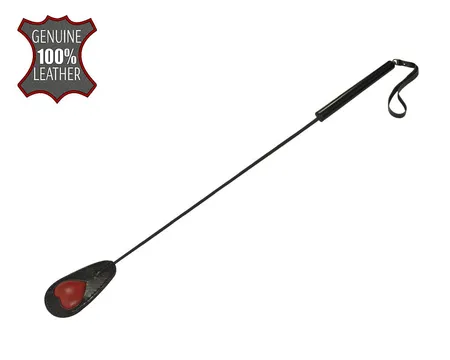 Crno-crveni stog sa srcem na pamuku .