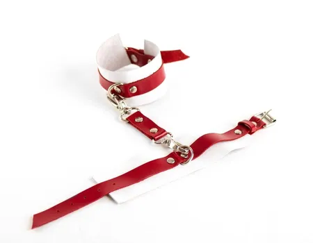 Belo-crvene okove od prave kože