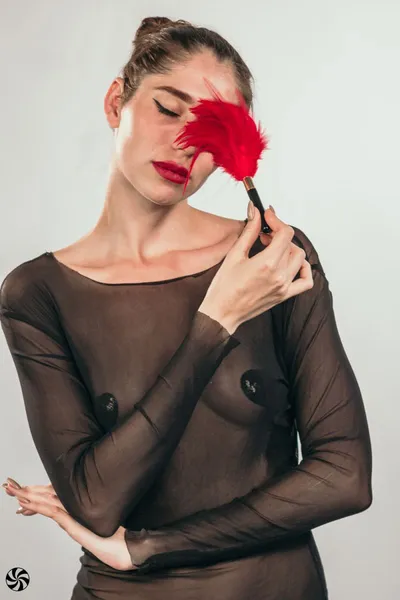 Tikler burlesque plume red