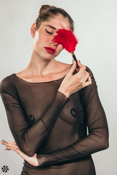 Tikler burlesque plume red