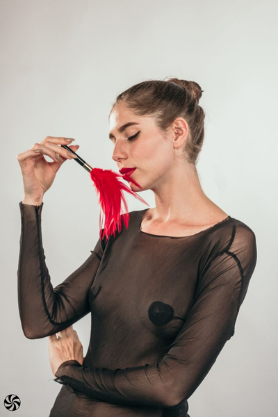 Tikler burlesque plume red