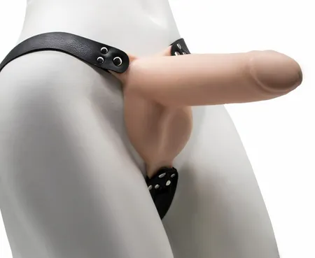 Šuplji falloprotez na remenima sa zakovicama 19,5 cm.