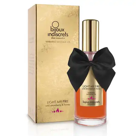 Разогревающее массажное масло light my fire с ароматом клубники и меда .