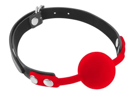 Crvena geg lopta na crnim trakama