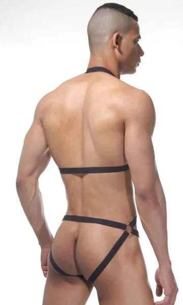 Brutalno muško odelo sa metalnim prstenovima