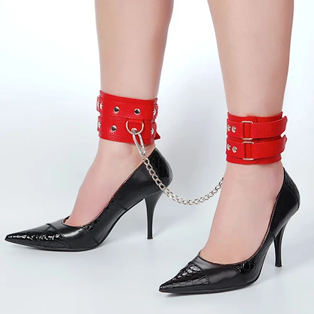 Kožni crveni okovi sa lancem