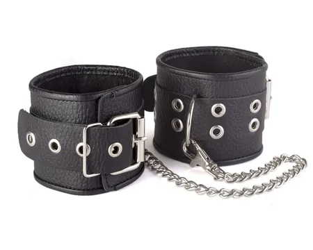 Kožni crni okovi sa širokim kaišem povezani lancem
