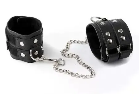 Crni kožni okovi