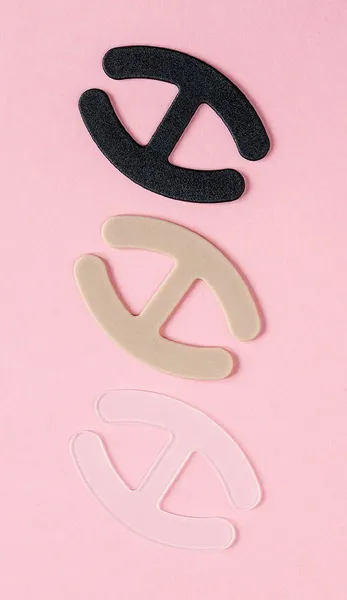 Набор из пластиковых соединителей для бретелей разного цвета