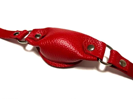 Crveni kožni geg na kaišima sa kopčom