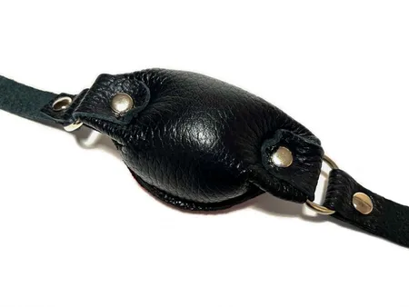 Crveno-crni kožni geg na kaiševima sa kopčom