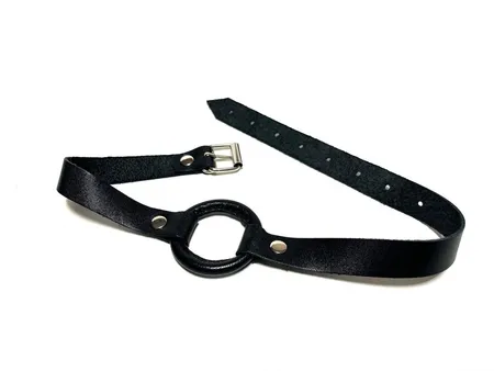 Crni geg prsten na kožnim trakama