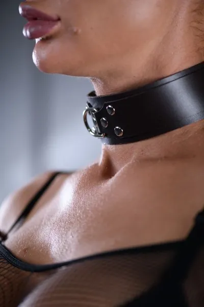 Smeđa kožna ogrlica Sek Game