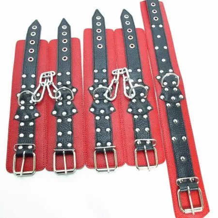 Set kožnih crveno-crnih bdsm dodataka