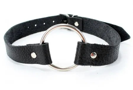 Crni kožni geg sa prstenom