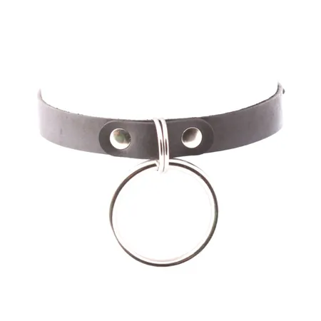 Crni kožni čoker sa velikim prstenom