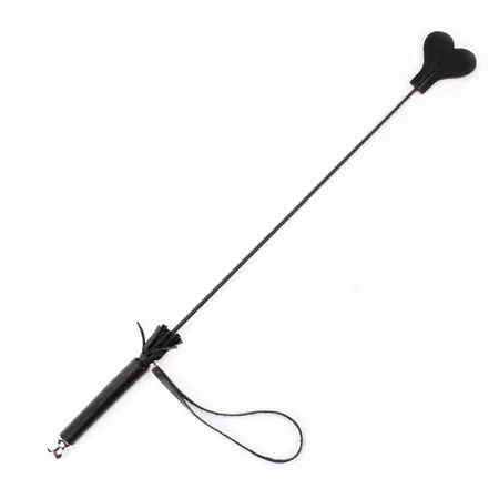 Crni paket sa šamarom u obliku srca .