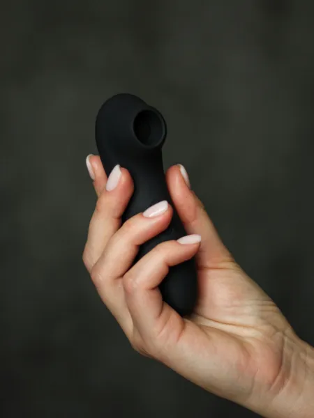 Curvi vakuumski stimulator klitorisa