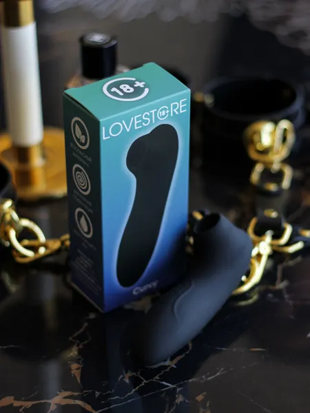 Curvi vakuumski stimulator klitorisa