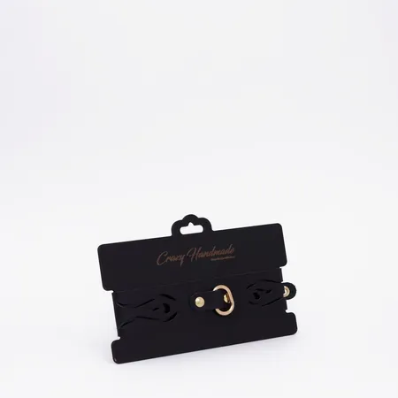 Crna kožna ogrlica sa zlatnim hardverom