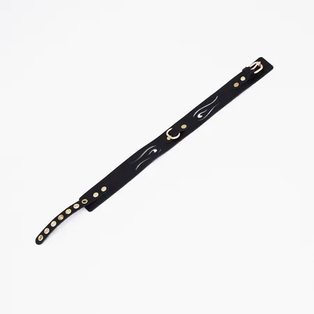 Crna kožna ogrlica sa zlatnim hardverom