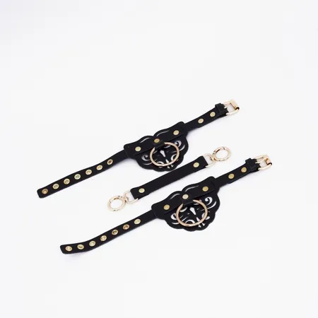 Okovi sa zakovicama i zlatnim okovima