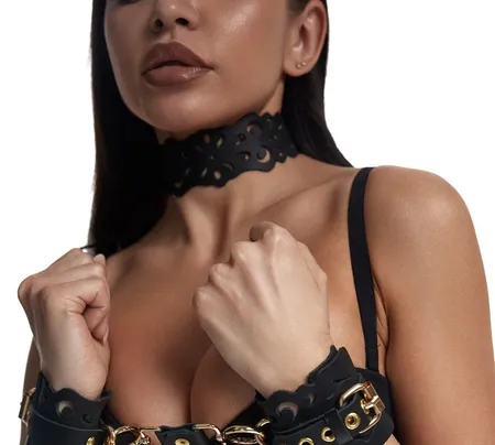 Choker od crne kože sa uzorcima i zlatnim hardverom