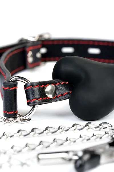 Toifa Theatre geg sa crnim kopčama za bradavice