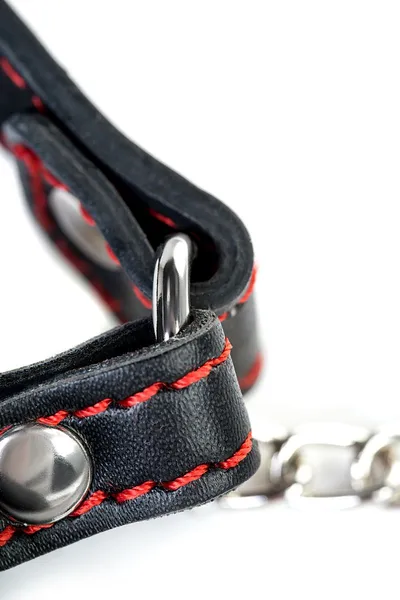 Toifa Theatre geg sa crnim kopčama za bradavice