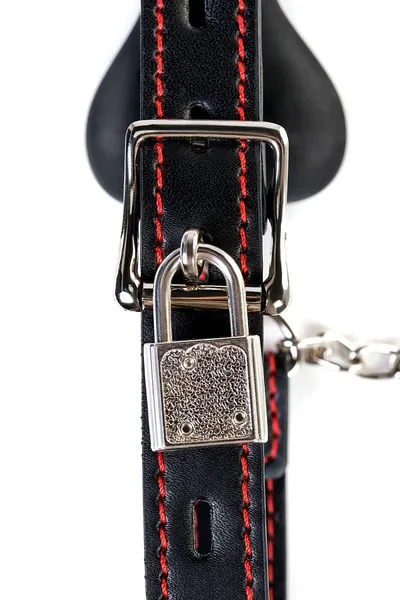 Toifa Theatre geg sa crnim kopčama za bradavice