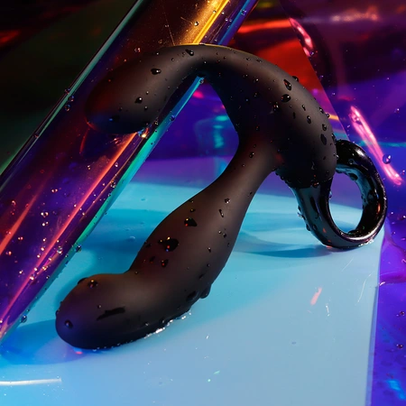 Dildo sa efektima vibracije i penetracije -