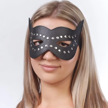 Maska za oči sa prorezima i zakovicama -