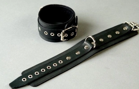 BDSM set tvrd (ogrlica, ponoji, narukvice)