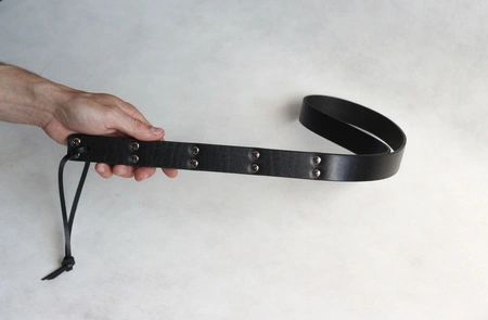 Bdsm traka za bičevanje sa drvenim umetkom