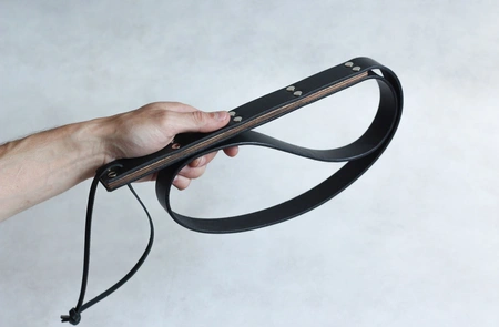 Bdsm traka za bičevanje sa drvenim umetkom