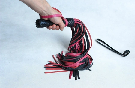 Pleteni flogger ružičasto-crni 50 repova od 55cm