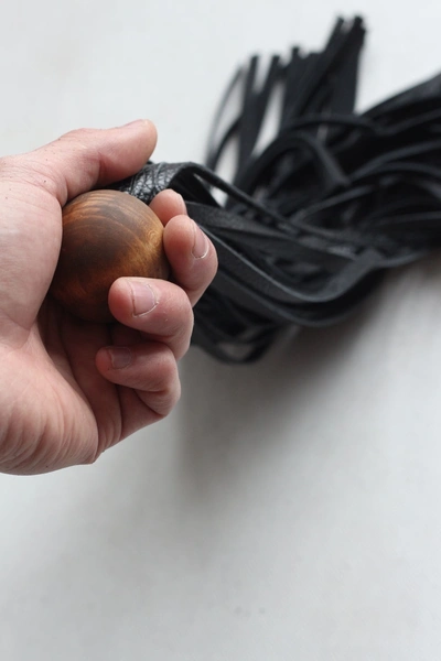 Floger četka sa drvenom drškom 50 repova od 40 cm