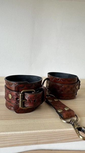 Lisice: od prave kože. Trake su podesive