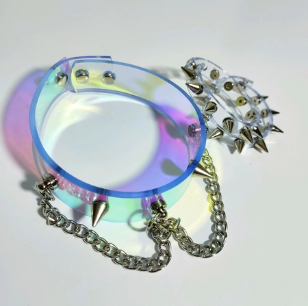 Ogrlica Choker holografski sa šiljcima i lancem za zabavu vinil