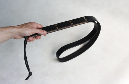 Bdsm traka za bičevanje sa drvenim umetkom