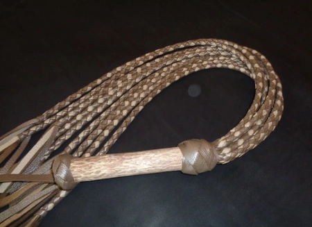 Pletena mačka 9 repova kapućino